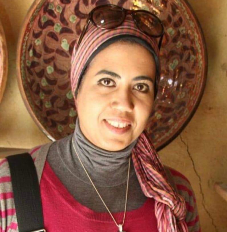 مروة زكريا تحول الخزف الى قطع حلى بمقعد قايتباى