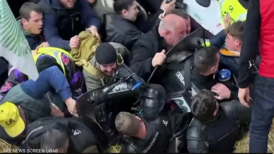 مزارعون فرنسيون يستقبلون ماكرون بصيحات استهجان