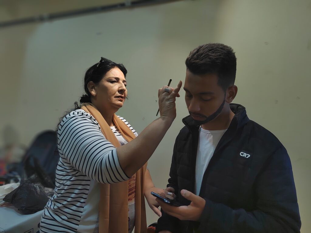 بالصور .. توافد شباب الصعيد على الورش التدريبية بمسرح الجنوب لتعلم فنون المسرح