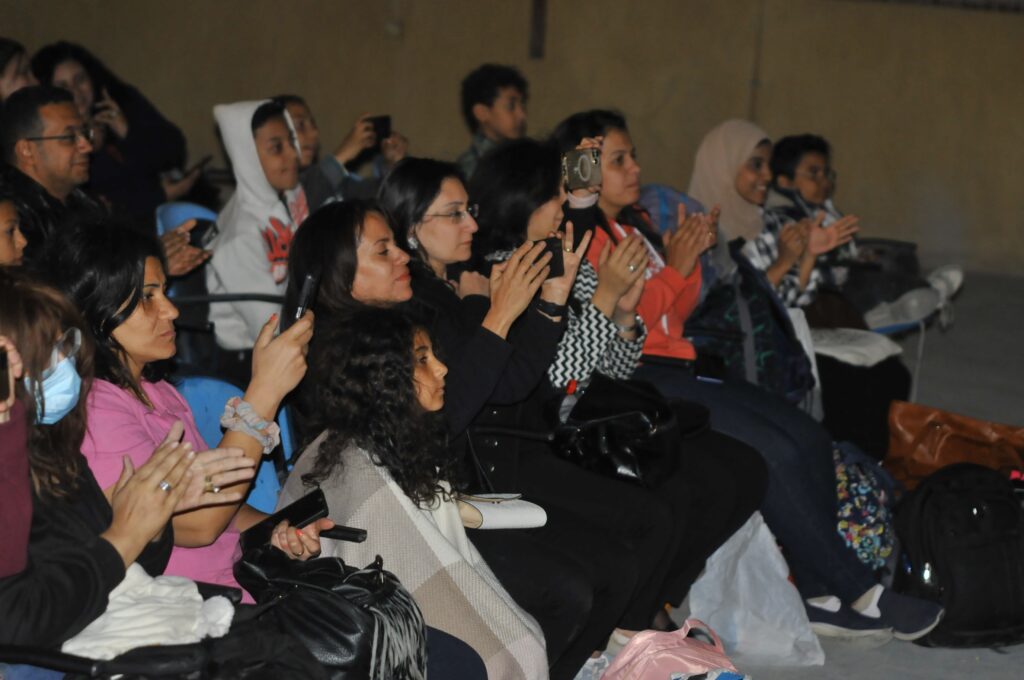 إقبال جماهيري على قصر ثقافة قنا