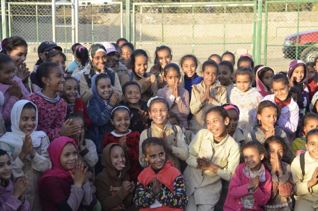 مهرجان "مسرح الجنوب" يجوب بقرية الإشراف الشرقية