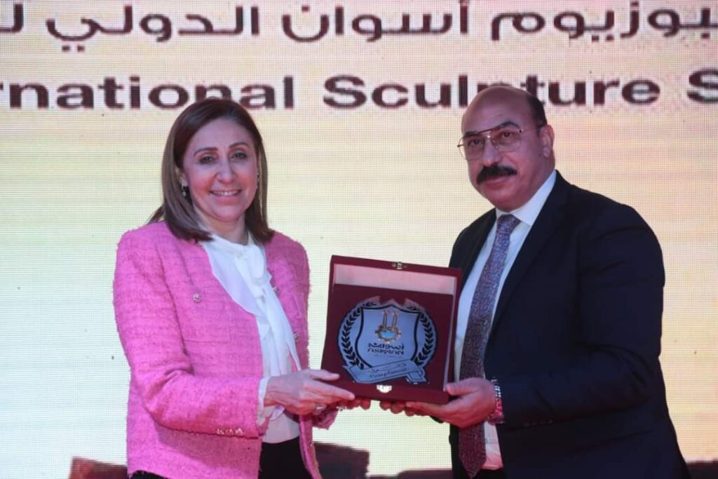 بالصور .. وزيرة الثقافة ومحافظ أسوان يشهدان ختام الدورة 28 لـ«سمبوزيوم النحت»