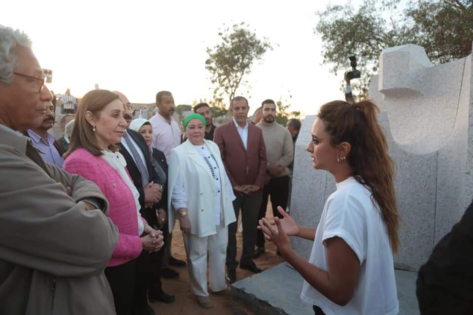 بالصور .. وزيرة الثقافة ومحافظ أسوان يشهدان ختام الدورة 28 لـ«سمبوزيوم النحت»