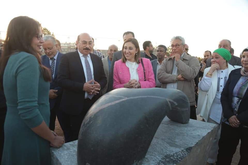 بالصور .. وزيرة الثقافة ومحافظ أسوان يشهدان ختام الدورة 28 لـ«سمبوزيوم النحت»