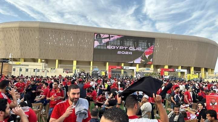 في السابعة والنصف مساء اليوم الجمعة 8-3-2024، بتوقيت القاهرة، تتجه أنظار الملايين من عشاق الساحرة المستديرة لمتابعة قمة الكرة المصرية بين الأهلي والزمالك في نهائي كأس مصر على ملعب الأول بارك بمدينة الرياض بالعاصمة السعودية. للمرة الأولى تقام مباراة الأهلي والزمالك في نهائي بطولة كأس مصر خارج البلاد، ويُدير المباراة الحكم البرازيلي أندرسون دارونكو، ويسعى مارسيل كولر لتحقيق فوزه الرابع على الأبيض، بينما يأمل جوزيه جوميز لتحقيق الفوز الأول فى القمة الأكثر إثارة فى الوطن العربى. تأهل الأهلي لـ نهائي الكأس بالفوز على إنبي بثلاثية نظيفة خلال أكتوبر الماضي فى نصف نهائي البطولة، فيما جاء تأهل الزمالك على حساب بيراميدز بركلات الجزاء الترجيحية بعد انتهاء الوقتين الأصلي والإضافي بالتعادل 3/3 ابرز المعلومات عن قمة الاهلى والزمالك: ـ المكان: ملعب الأول بارك في السعودية ـ الزمان: الجمعة 8 مارس 2024 ـ المسابقة: كأس مصر ـ الحدث: المباراة النهائية لبطولة كأس مصر ـ القيمة التسويقية للقمة : 52.03 مليون يورو ـ المدير الفني للأهلي: السويسرى مارسيل كولر ـ المدير الفني للزمالك: البرتغالى جوزيه جوميز ـ آخر مواجهة جمعت الفريقين في نهائي الكأس انتهت بفوز الزمالك 2-1 ـ محمد شريف آخر لاعب سجل للأهلي في الزمالك ـ أحمد سيد زيزو آخر لاعب سجل للزمالك في الأهلي