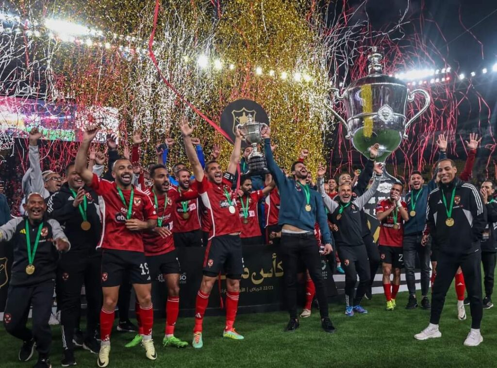وزير الرياضة يُسلم كأس مصر للنادي الأهلي بعد فوزه على الزمالك