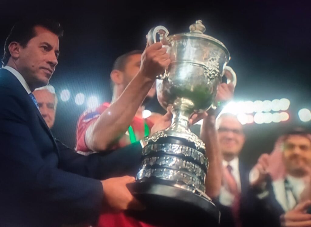 وزير الرياضة يُسلم كأس مصر للنادي الأهلي بعد فوزه على الزمالك
