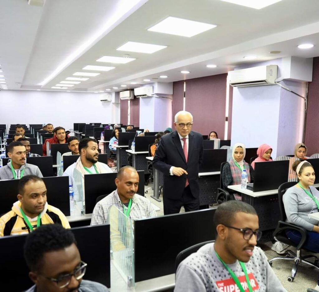 رضا حجازي يتفقد امتحانات المتقدمين لمسابقة ١١ ألف وظيفة معلم مساعد