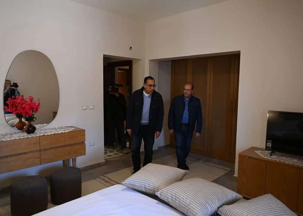 رئيس الوزراء يتفقد المنطقة السكنية بالزيتونة بمدينة سانت كاترين