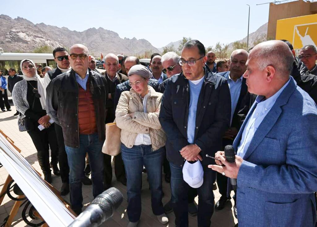رئيس الوزراء يتفقد المنطقة السكنية بالزيتونة بمدينة سانت كاترين