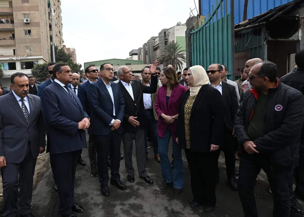 رئيس الوزراء يتفقد موقع حريق العمرانية