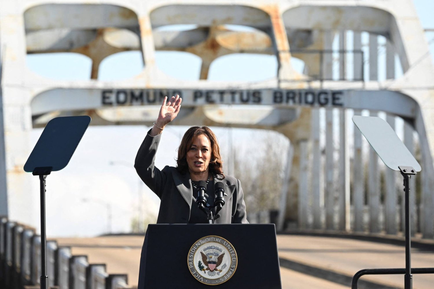 هاريس تحث إسرائيل على زيادة تدفق المساعدات إلى غزة