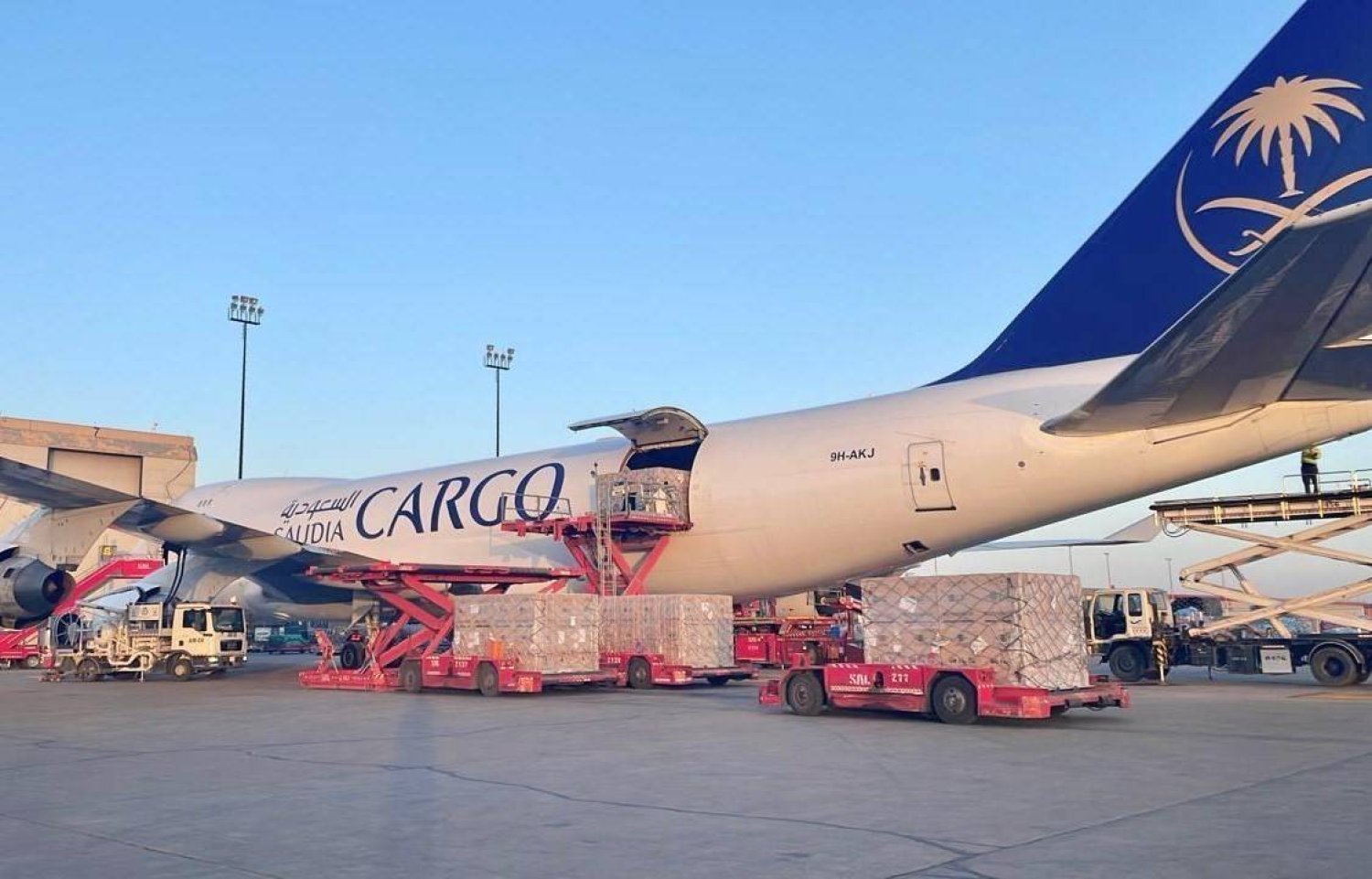 الطائرة الإغاثية السعودية الثانية عشرة التي تحمل مساعدات للشعب الأوكراني (واس)