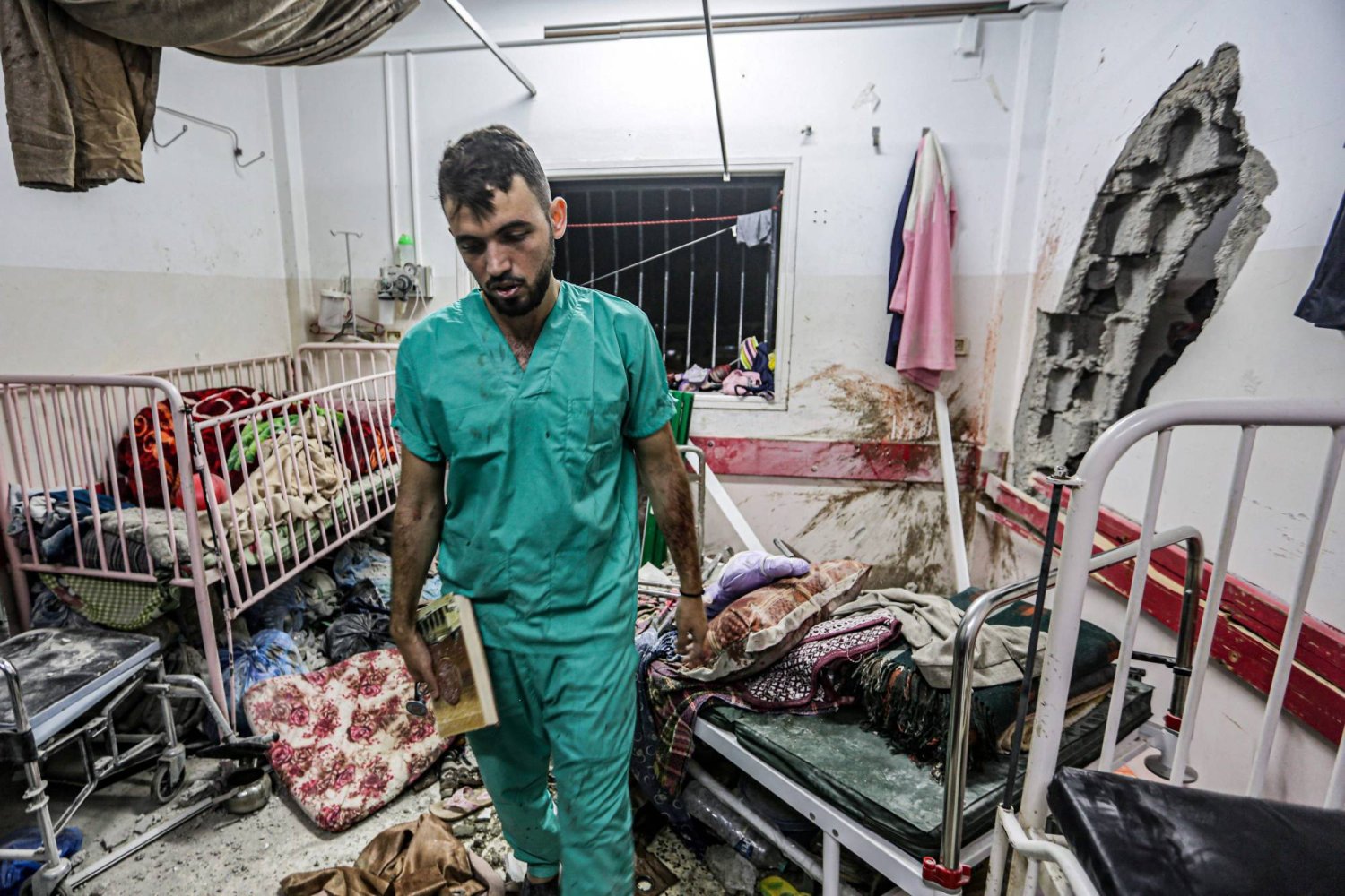 أطباء من غزة يروون تعرضهم للضرب والإهانة على يد القوات الإسرائيلية بمستشفى ناصر