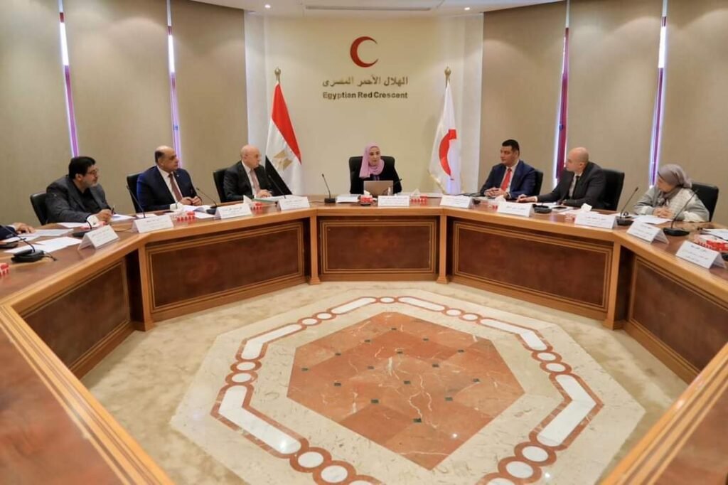 وزيرة التضامن تناقش مع «الهلال الأحمر» تعزيز المساعدات الموجهة لقطاع غزة 