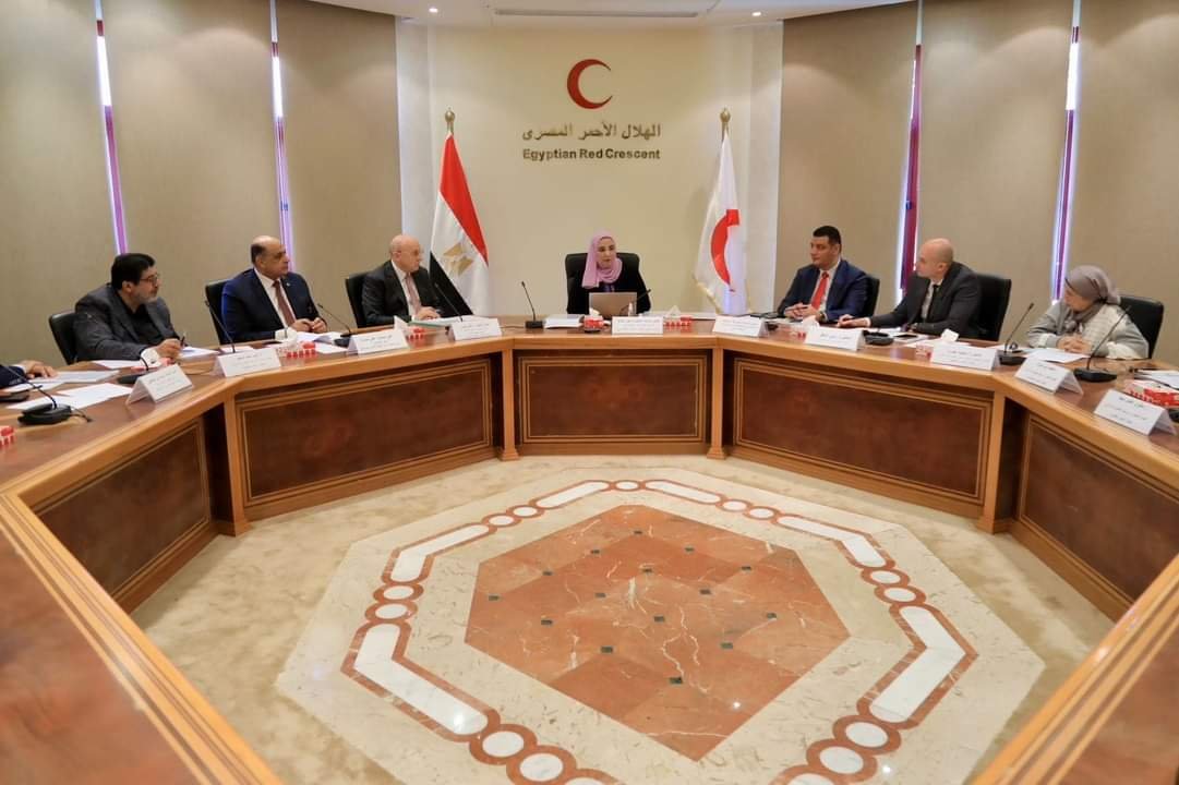 وزيرة التضامن تناقش مع «الهلال الأحمر» تعزيز المساعدات الموجهة لقطاع غزة 