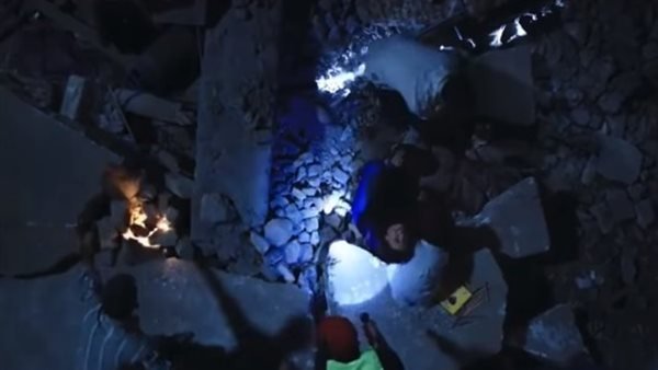 الطفلة ترسم معاناة أطفال غزة وهم يصعدون إلى السماء بأجنحة