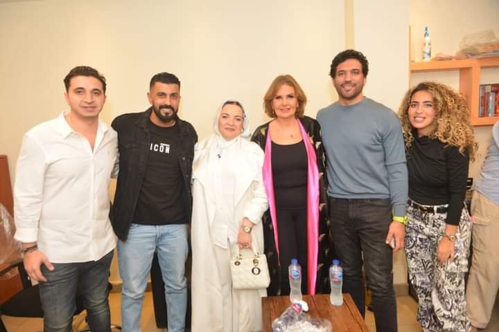 يسرا تتألق على الريد كاربت في العرض الخاص لفيلم «شقو»