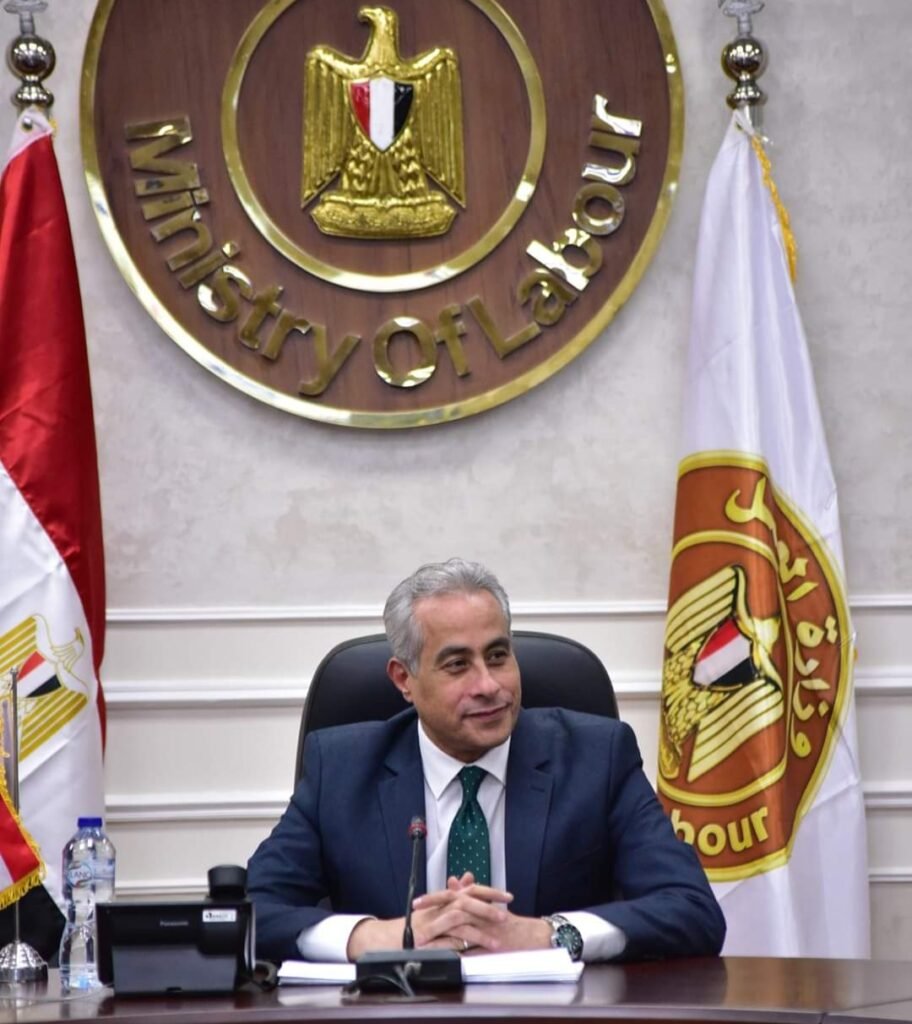بمناسبة عيد تحرير سيناء ..وزير العمل: الخميس المقبل إجازة مدفوعة الأجر للعاملين بالقطاع الخاص يجوز لصاحب العمل تشغيل العامل إذا اقتضت الظروف ذلك على أن يحصل العامل على «مثلى الأجر»