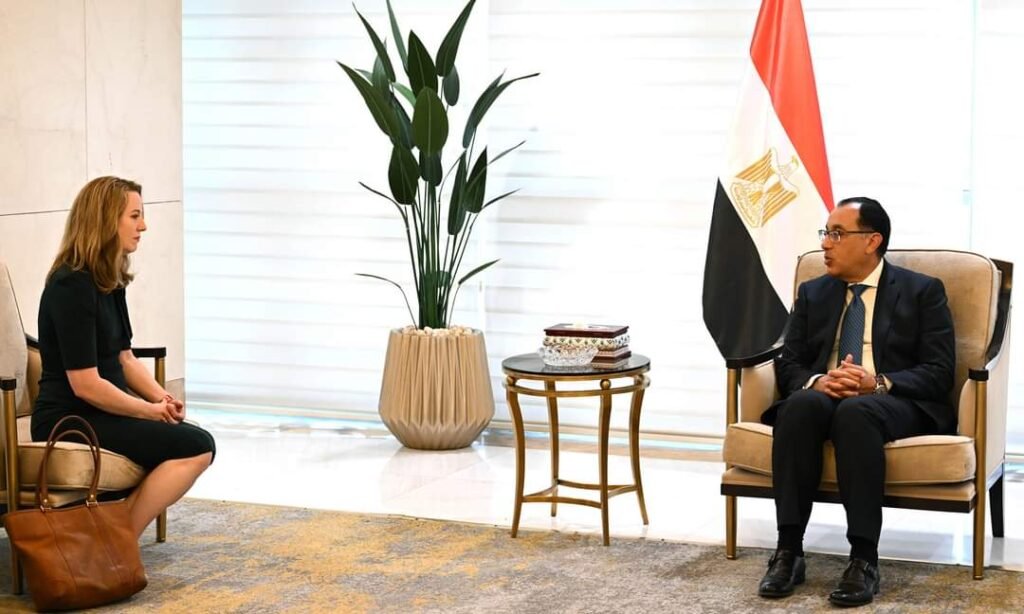 رئيس الوزراء يلتقي المديرة العامة لـ"المنظمة الدولية للهجرة"مدبولي يُعرب عن تطلع مصر للحصول على دعم المنظمة الدولية والجهات المانحة لمواجهة أعباء استضافة المهاجرين في ظل التحديات الاقتصادية الراهنة

الدعم الذى تتلقاه مصر من المجتمع الدولي لا يتناسب مع ما تتحمله من أعباء لتوفير حياة كريمة للوافدين إليها

"بوب": المنظمة تؤيد تقديم الدعم لمصر لتخفيف الأعباء عنها جرّاء استضافتها الكثير من المُهاجرين واللاجئين 

نتعاون مع الوزارات المصرية من أجل تقديم الدعم اللازم للمهاجرين خاصة في حالات الهجرة غير الشرعية مع أهمية تقديم الدعم لهم لتسهيل العودة الطوعية للمهاجرين واللاجئين فضلًا عن تنظيم حالات الهجرة الشرعية