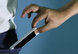 المشدد 3 سنوات للمتهمين بسرقة هاتف مسن