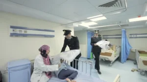 الشرطة توزع كحك العيد على المرضى