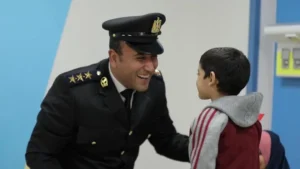 الشرطة توزع كحك العيد على المرضى