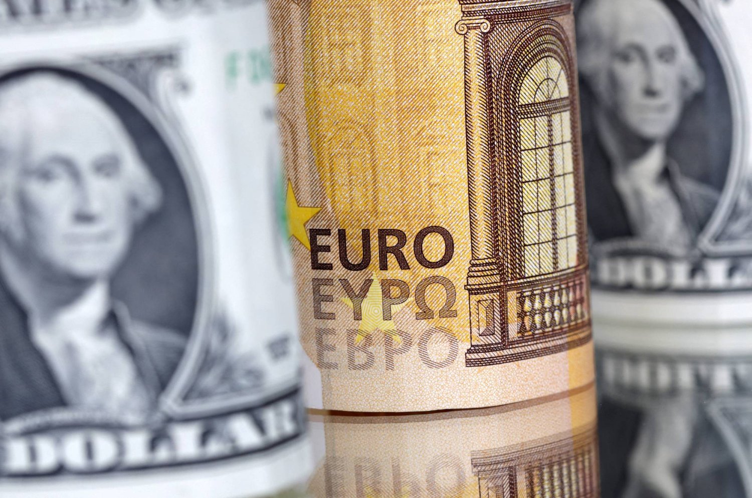 اليورو يتراجع مع ازدياد احتمالات خفض «المركزي الأوروبي» للفائدة
