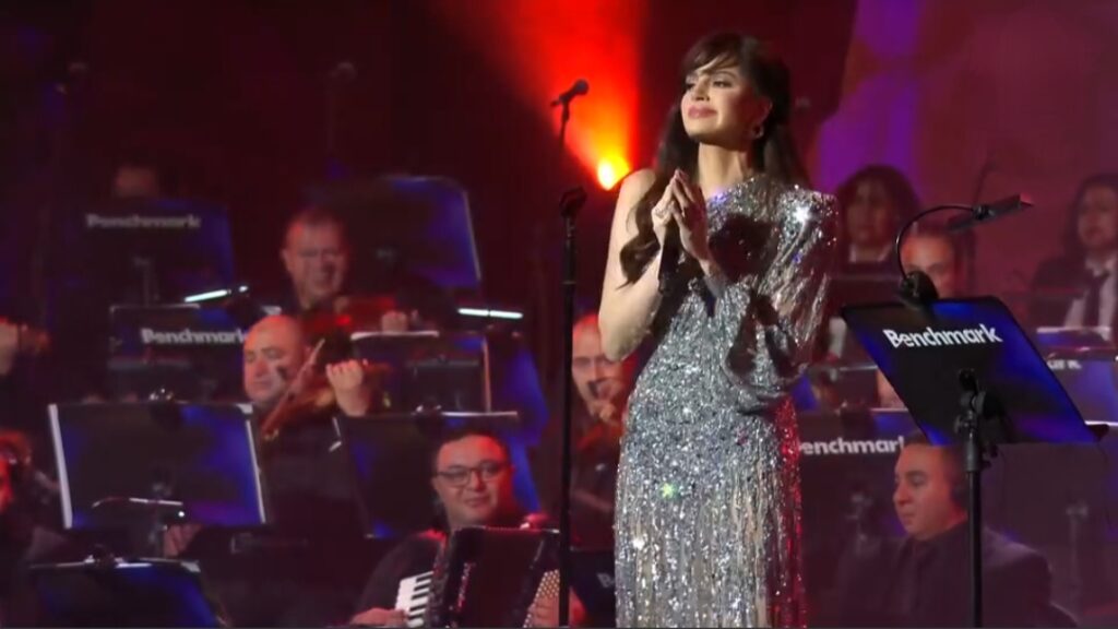 آمال ماهر تشعل مسرح بينشمارك بأغنية «موعود» للعندليب الراحل عبد الحليم حافظ