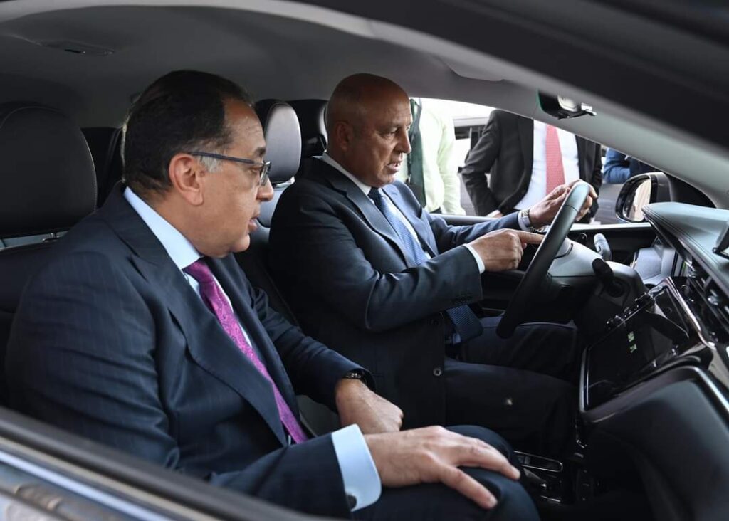 رئيس الوزراء يتفقد سيارات «تاكسي العاصمة» أمام مقر المجلس بالعاصمة الإدارية