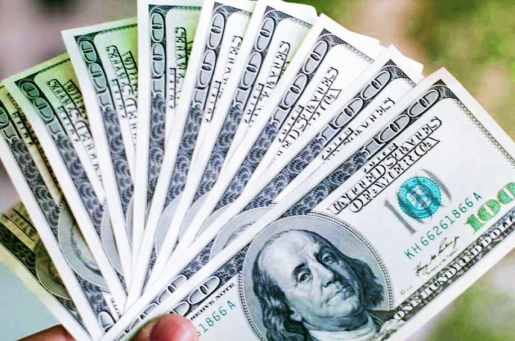 سعر الدولار ينخفض في البنوك اليوم الإثنين 27 مايو 2024