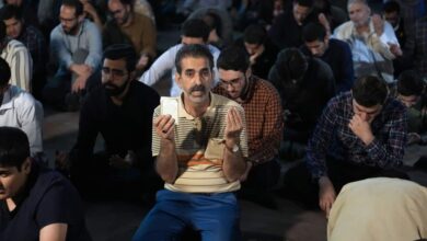 جماهير إيرانية تتضرع الي الله في ساحة ولي عصر من أجل الرئيس الإيراني