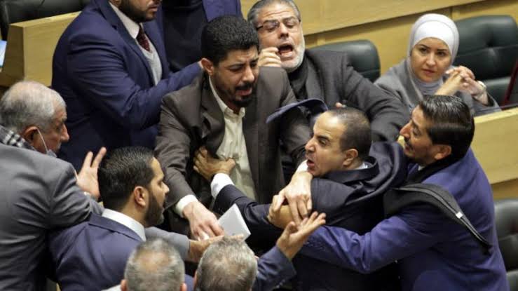 فوضى وشجار بالأيدي تحت قبة البرلمان العراقي أقرأ ما حدث
