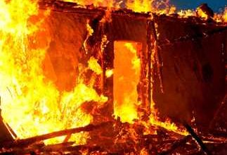 النيران تلتهم منازل قرية "الحسامدة" و الدفع ب6 سيارات إسعاف