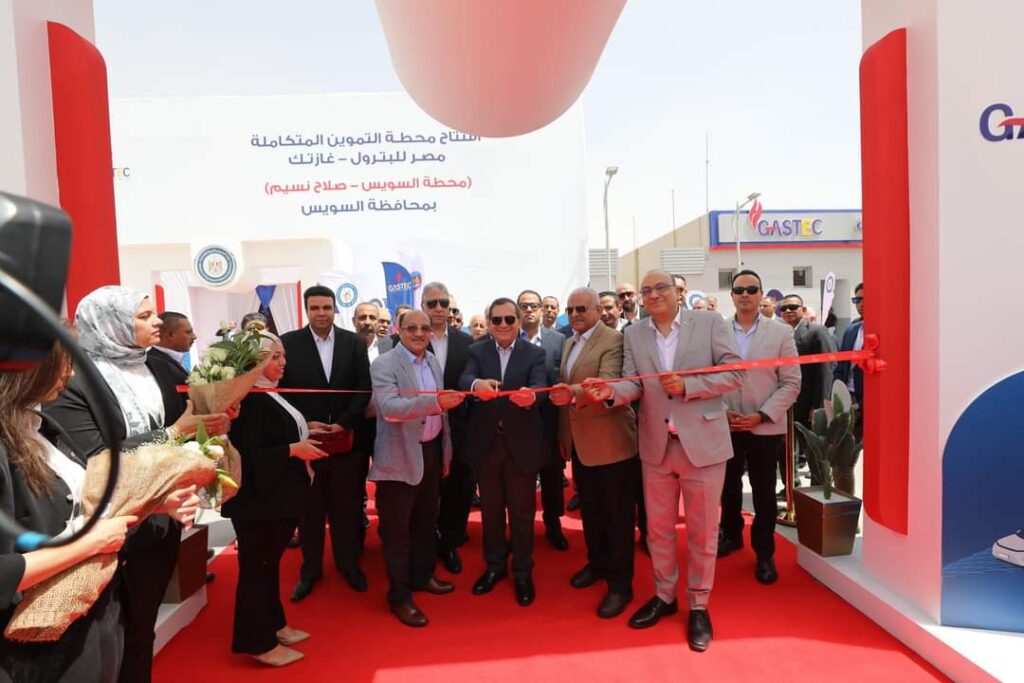 وزير البترول يفتتح محطتين جديدتين لتموين السيارات بالغاز فى السويس