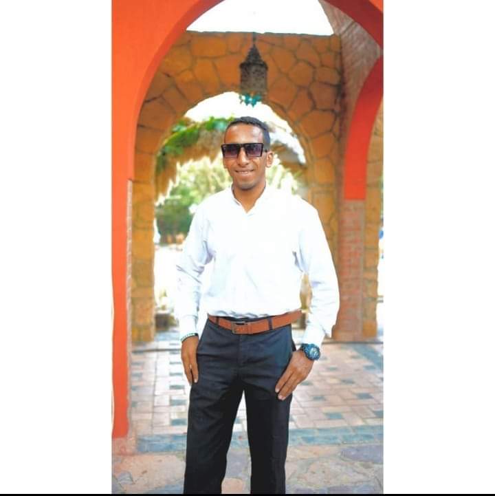 الشخص الذي صفعه عمرو دياب في حفل زفاف