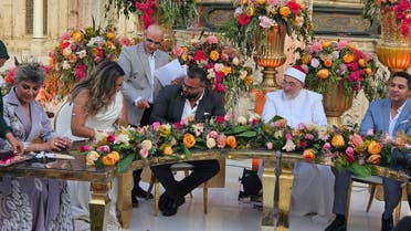 رقصت فى المسجد..مذيعة شهيرة تشغل الغضب خلال خطوبة ابنتها..ما القصة