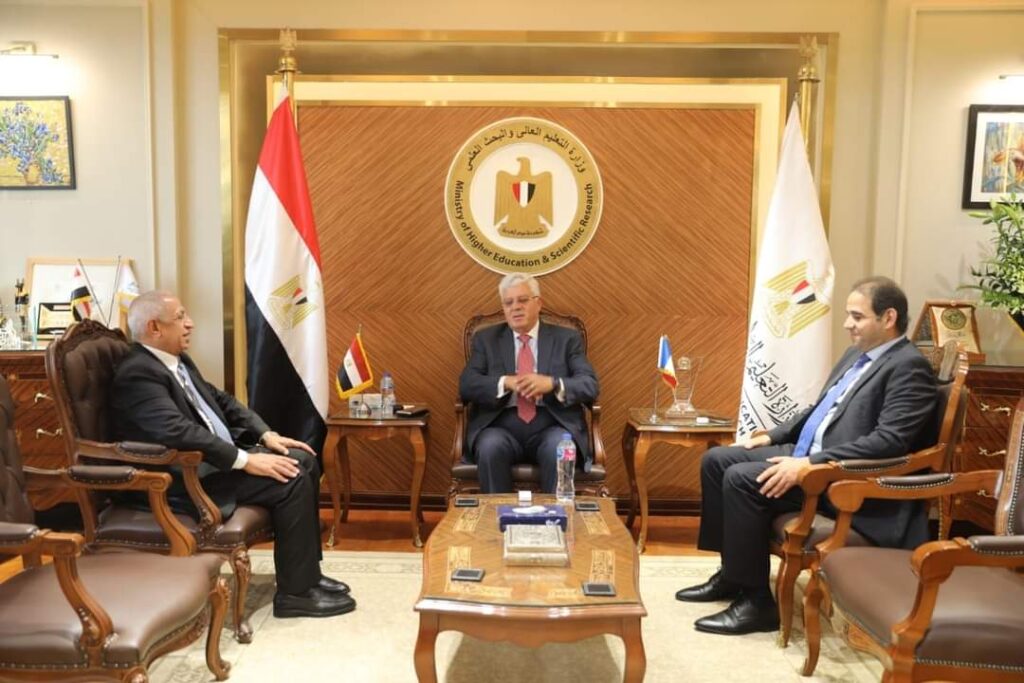 عاشور يعقد اجتماعًا مع رئيس الأكاديمية العربية للعلوم والتكنولوجيا والنقل البحري