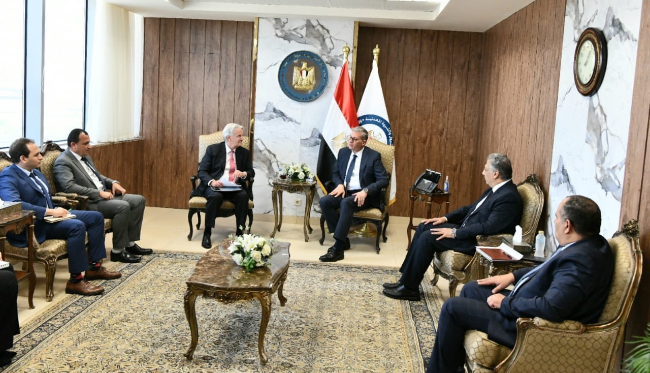 وزير البترول مع توم ماهر