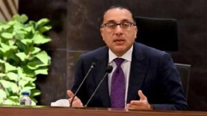 مصطفي مدبولي يتابع تنفيذ مشروع القطار الكهربائي في رأس الحكمة