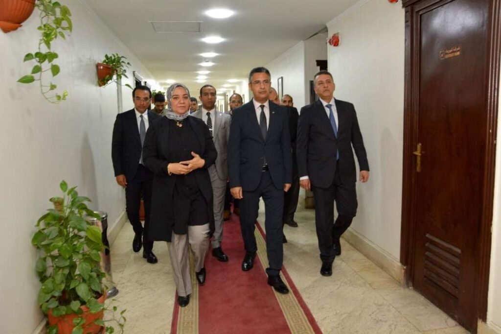 شريف فاروق يوجه باستكمال المشروعات والمخازن الاستراتيجية وتطوير السجل التجارى