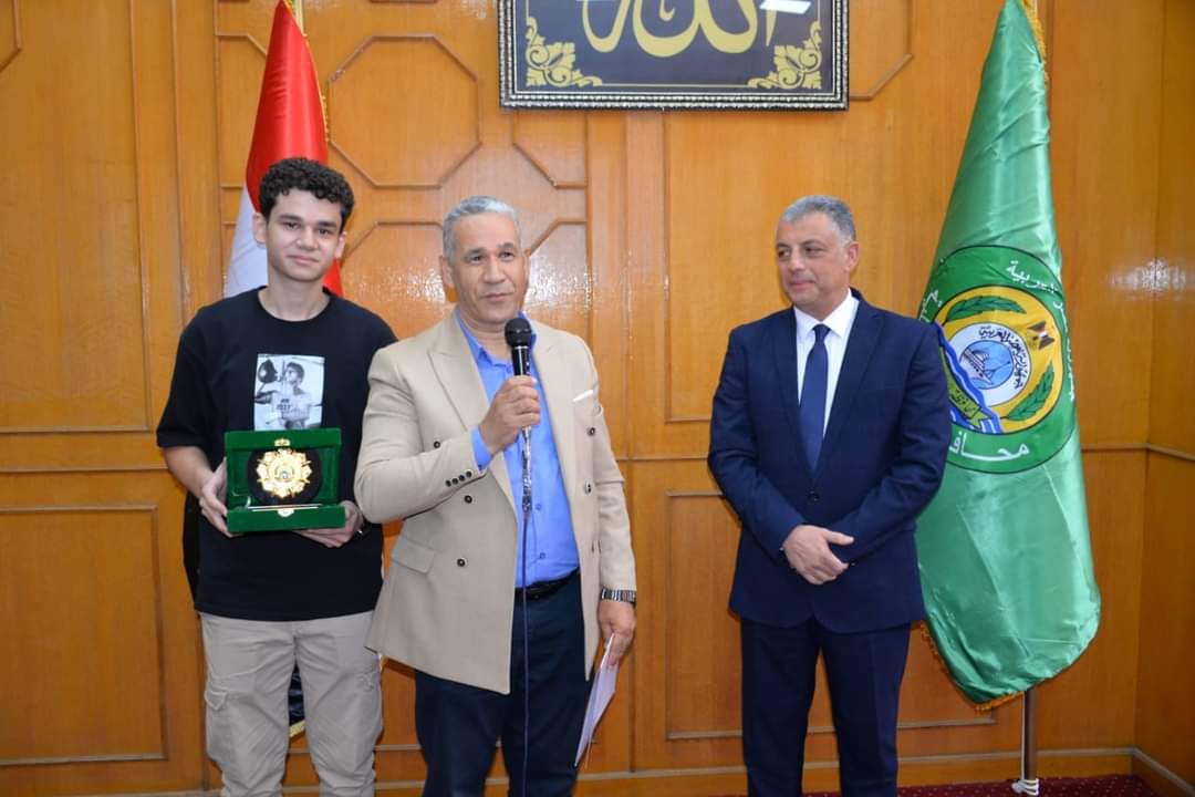 محافظ الإسماعيلية يكرم أوائل الثانوية العامة أبناء المحافظة على مستوى الجمهورية