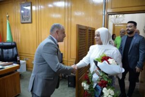 محافظ الإسماعيلية يكرم اللاعبة سارة سمير بعد حصولها على الميدالية الفضية