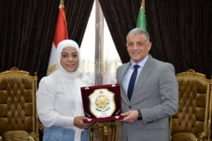 محافظ الإسماعيلية يكرم اللعبة سارة سمير لحصولها على الميدالية الفضية