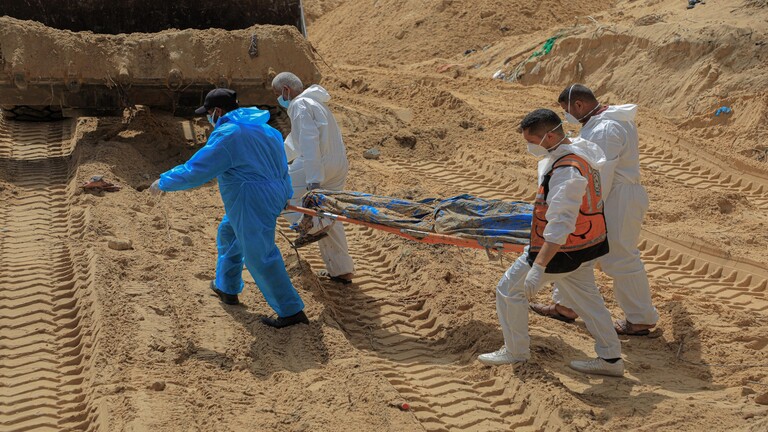 دفن 84 جثة بمقبرة جماعية في خان يونسأفادت مصادر طبية فلسطينية بدفن 84 جثة في قبر جماعي بالمقبرة التركية في مدينة خان يونس جنوب قطاع غزة، سلّمتها إسرائيل للجانب الفلسطيني عبر معبر كرم أبو سالم. وأفادت مصادر طبية بأن "الاحتلال سلم جثامين 84 شهيدا كان قد اختطفهم من مقابر في قطاع غزة". وهذه الدفعة الثالثة من جثامين الفلسطينيين التي سلمها الجيش الإسرائيلي للجنة الدولية للصليب الأحمر خلال عدوانه المتواصل على القطاع لليوم 304 على التوالي". وقال موقع "عرب 48" إن معظم هذه الجثامين مجهول الهوية وقامت السلطات الإسرائيلية بتسليمها للجانب الفلسطيني بعد مرور وقت على احتجازها.