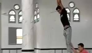 سبوا الدين داخل المسجد