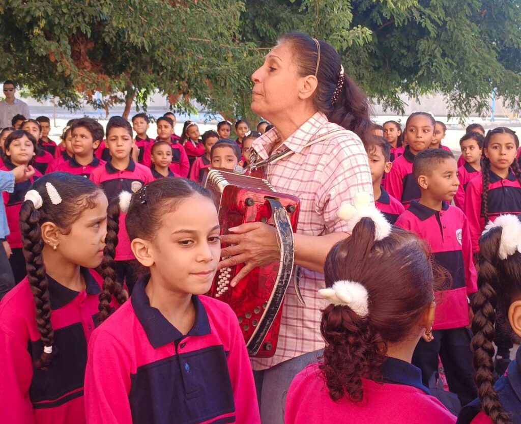 بلالين وهدايا على أبواب مدارس الإسماعيلية احتفالات بالعام الدراسي الجديد