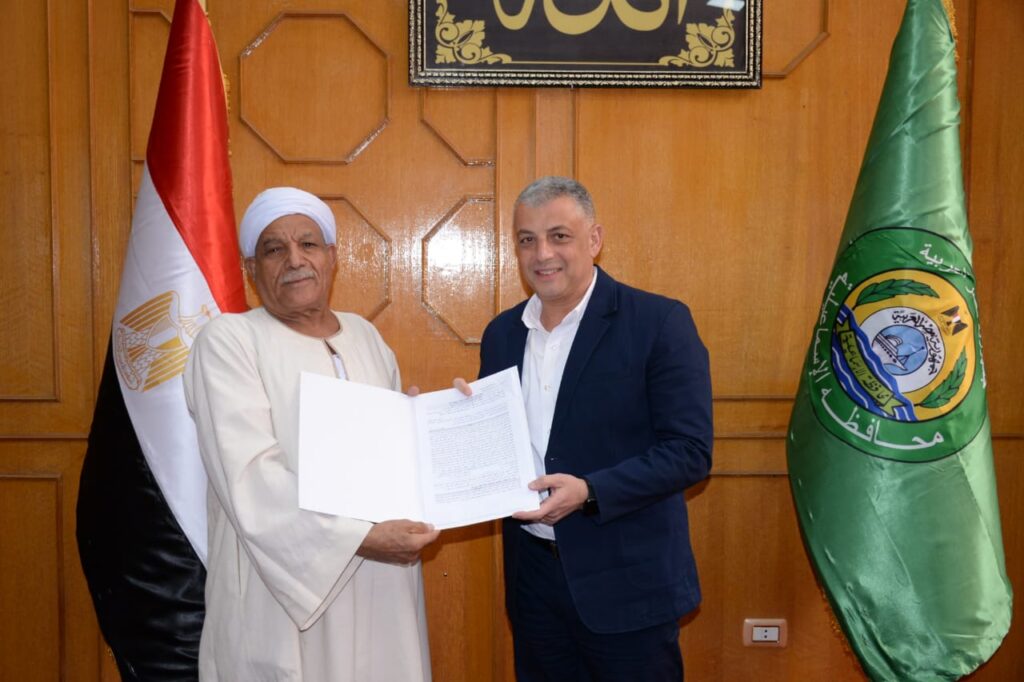 بعد سنوات محافظ الإسماعيلية يسلم عقود المحال التجارية بسوق الجمعة