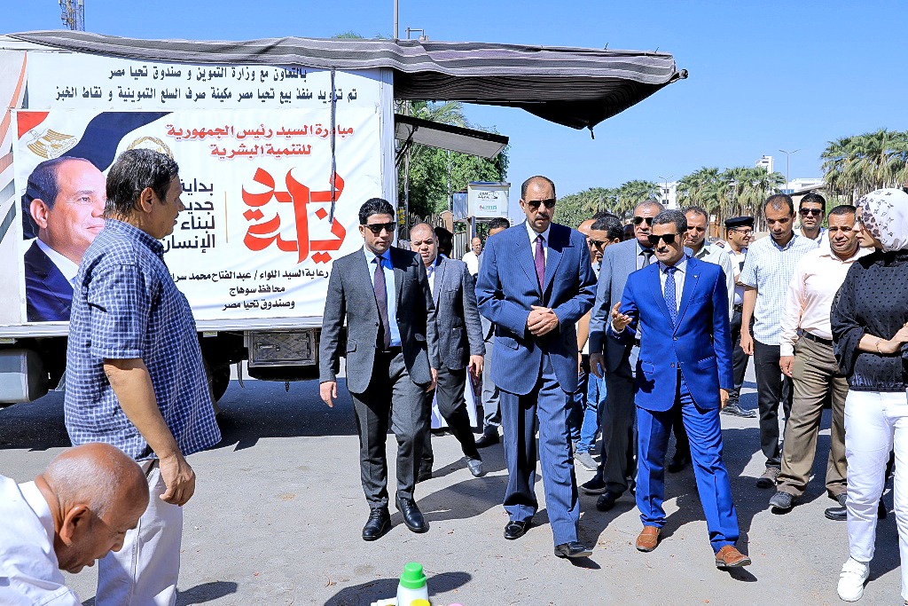 محافظ سوهاج يتفقد القافلة التموينية لبيع السلع الغذائية بأسعار مخفضة