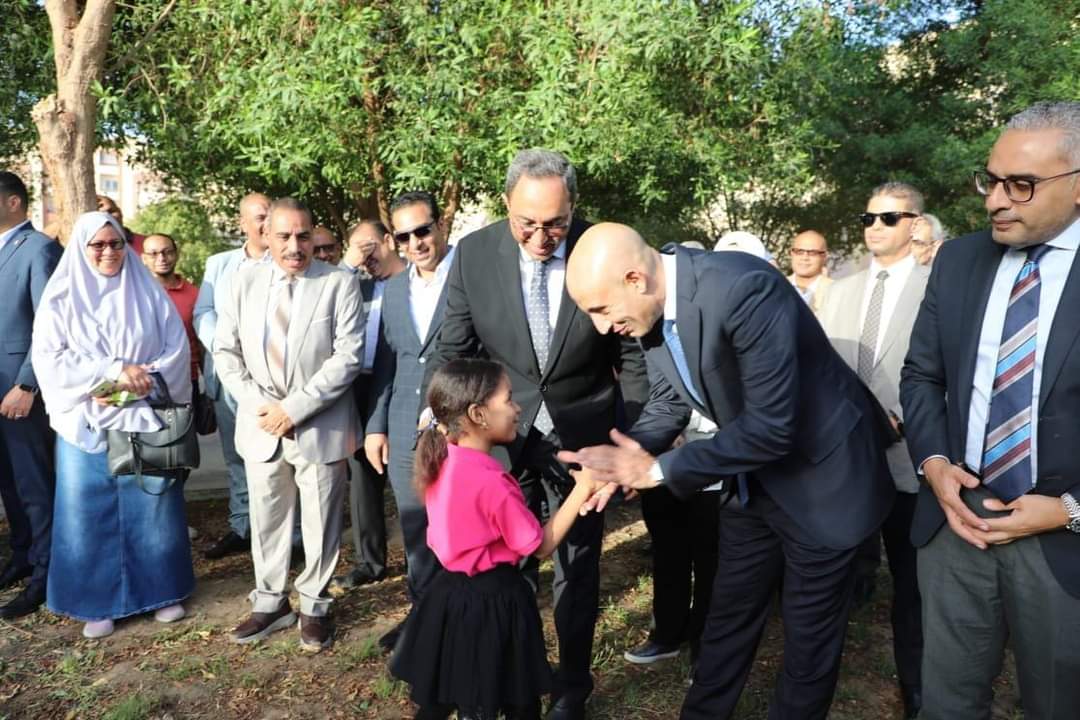 وزير التربية والتعليم ومحافظ قنا يتفقدان (٨) مدارس بالمحافظة لمتابعة انتظام العام الدراسى الجديد